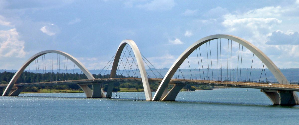 Ponte JK em Brasília ao entardecer